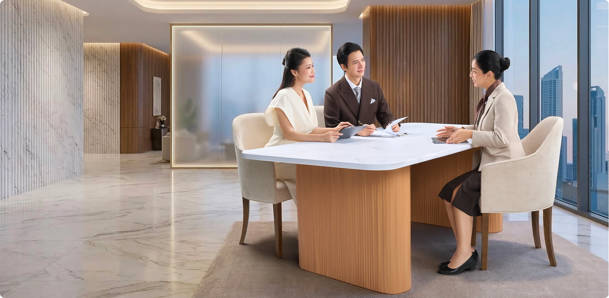 Hai chuyên gia tư vấn tài sản trao đổi tại bàn làm việc