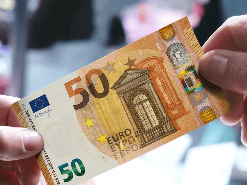 Tờ tiền 50 Euro là có biểu tượng cánh cổng mang kiến trúc Phục hưng (kiến trúc Renaissance).