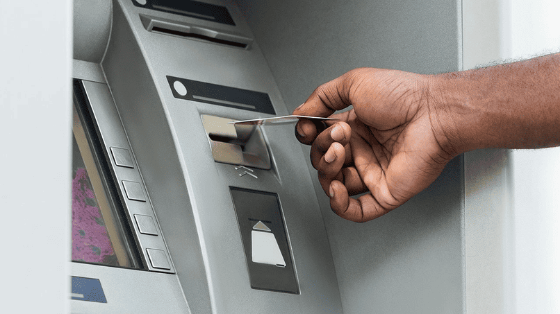 Cây ATM máy giao dịch tự động hỗ trợ khách hàng thực hiện các giao dịch tài chính cơ bản.