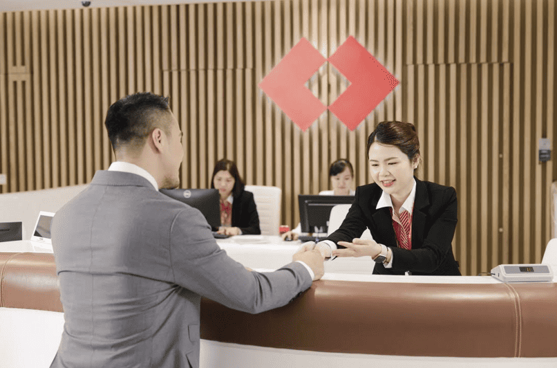 Khách hàng có thể tới các quầy giao dịch của Techcombank để được hỗ trợ chuyển tiền.