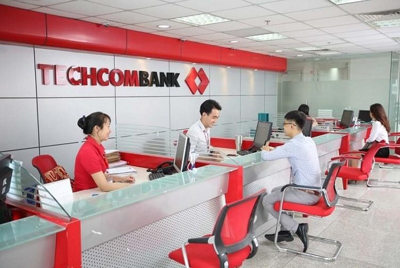 Bạn đọc có thể kiểm tra tài khoản ngân hàng tại quầy để được nhân viên trực tiếp hỗ trợ và giải đáp thắc mắc. 