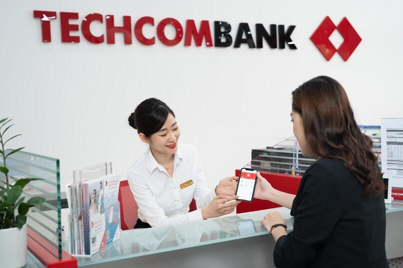 Tư vấn viên Techcombank tư vấn khách hàng mở thẻ Visa 
