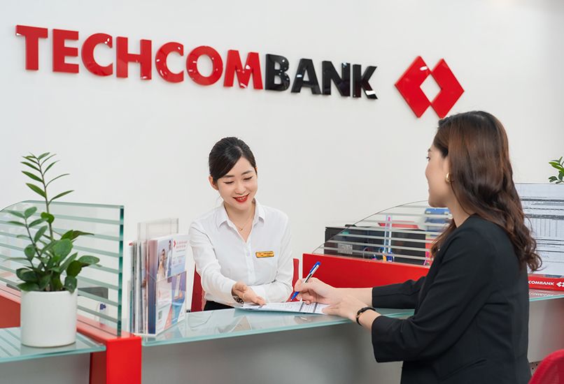 Nhân viên chăm sóc khách hàng tại quầy giao dịch Techcombank