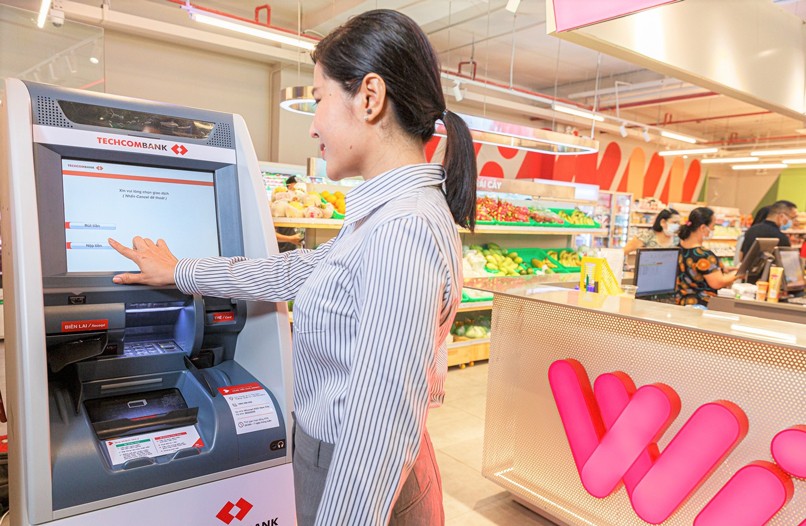 Rút tiền ATM với thẻ ngân hàng là cách làm thường được sử dụng nhờ sự tiện lợi, nhanh chóng.