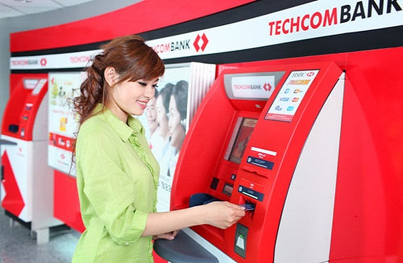 Rút tiền ATM với thẻ ngân hàng là cách làm thường được sử dụng nhờ sự tiện lợi, nhanh chóng.