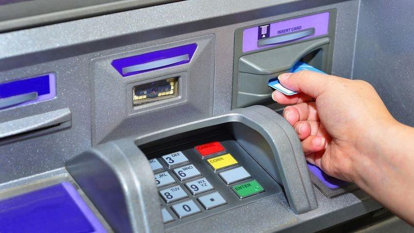 Cần đưa thẻ vào khe nhận diện đúng chiều mũi tên để cây ATM đọc được thông tin thẻ.