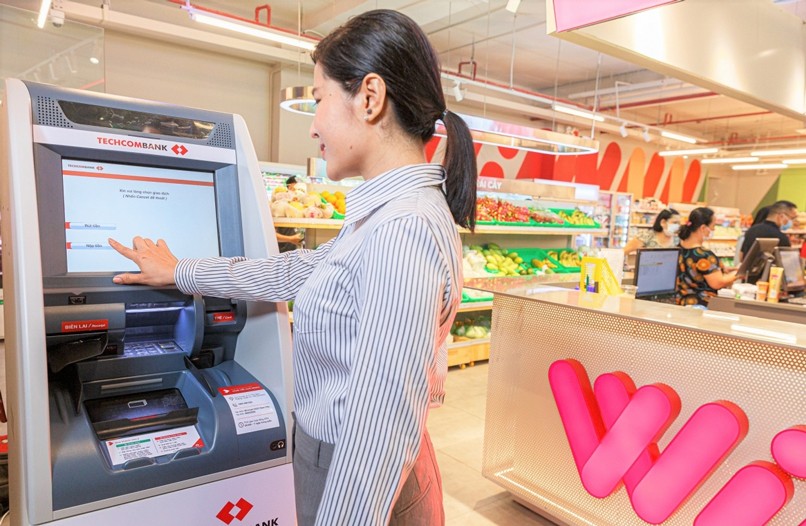 Khách hàng có thể rút tiền nhanh chóng tại cây ATM với thẻ ghi nợ.