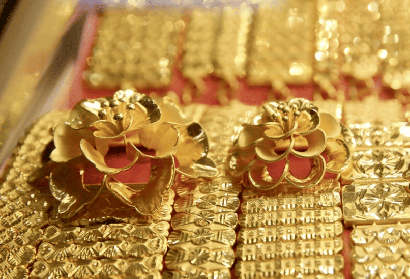 Vàng tây tính dựa trên giá vàng 24K.