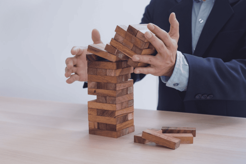 Cổ phiếu mang đến lợi nhuận hấp dẫn nhưng đi kèm là mức độ rủi ro cao hơn.