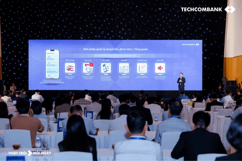 Giải pháp quản lý doanh thu của Techcombank được giới thiệu đến các tiểu thương.