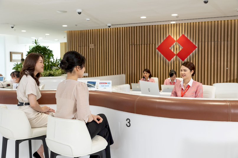 Nhiều yếu tố như phí dịch vụ, kỳ hạn và điều kiện ưu đãi cùng tác động đến mức lãi suất thực cuối cùng.