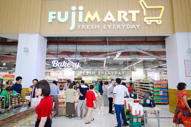 Siêu thị FujiMart. 


