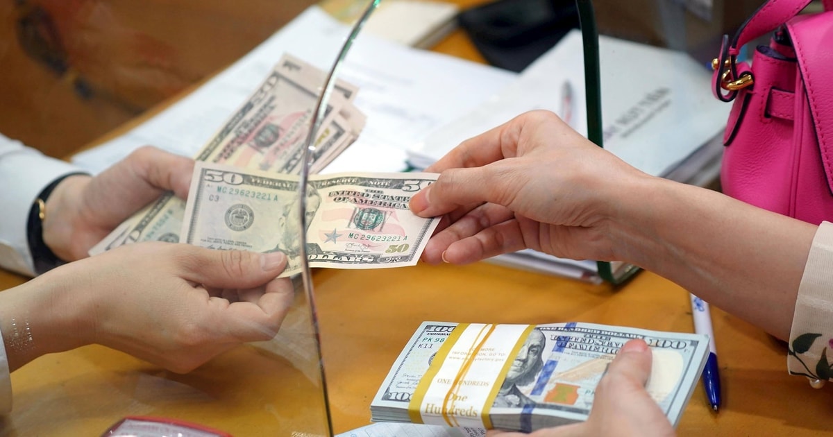 Điều kiện mua USD từ ngân hàng quan trọng đầu tiên là xác minh danh tính người mua. 