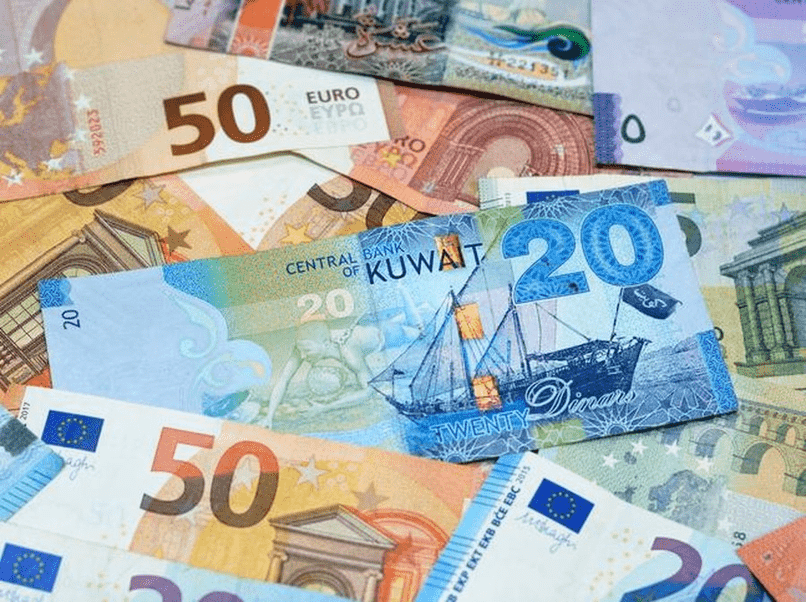 Tại Việt Nam, KWD ít phổ biến. Giải pháp an toàn là đổi USD trước rồi quy đổi sang Dinar Kuwait tại các trung tâm tài chính lớn hoặc ngay tại Kuwai.