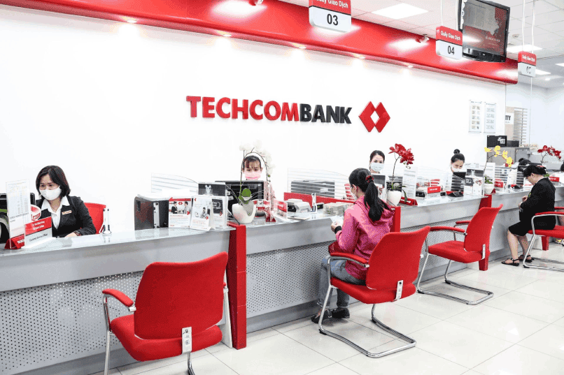 Khách hàng có thể đổi tiền Đô la Mỹ tại ngân hàng.