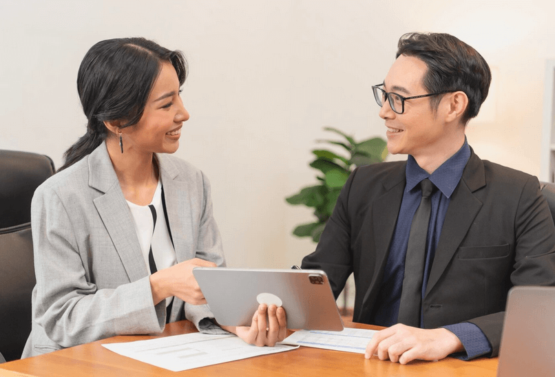Đồng bảo hiểm khác với bảo hiểm trùng và tái bảo hiểm ở cơ chế hợp đồng và cách phân chia rủi ro.
