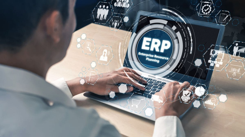 ERP kết nối dữ liệu giữa các phòng ban, hỗ trợ doanh nghiệp theo dõi và quản trị thông tin đồng bộ.
