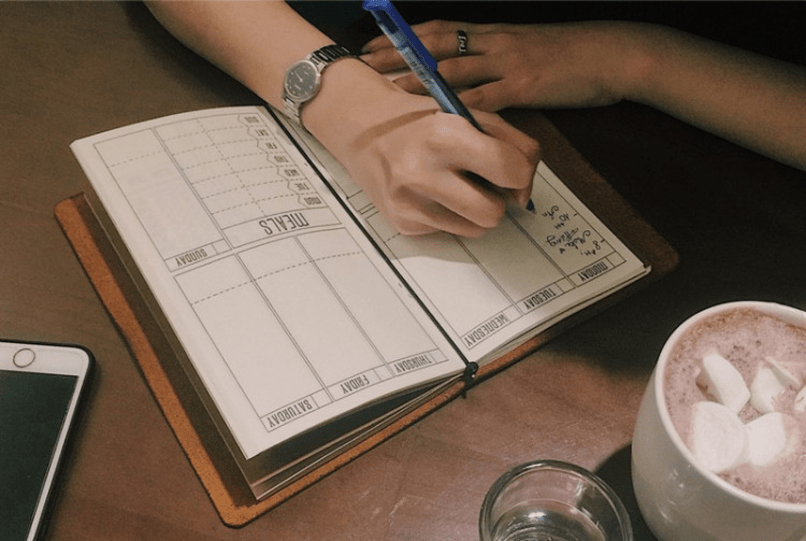 Ghi chép chi tiêu bằng sổ tay là phương pháp truyền thống nhưng dễ thực hiện.