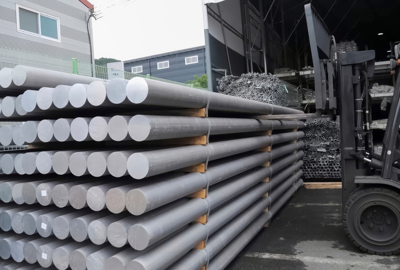 Biến động tỷ giá, chi phí năng lượng và chính sách thương mại quốc tế có thể ảnh hưởng đến chi phí sản xuất và giá nhôm trên thị trường.