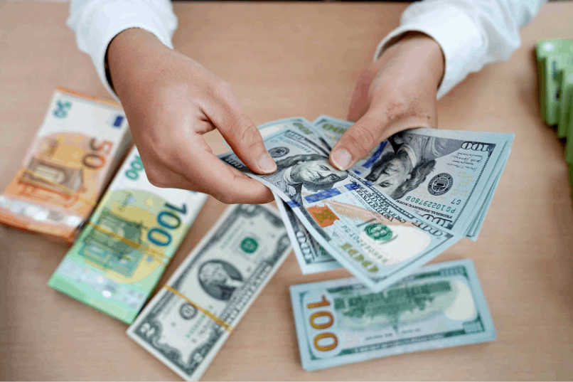 Công dân Việt Nam được phép mua ngoại tệ để đi du lịch.