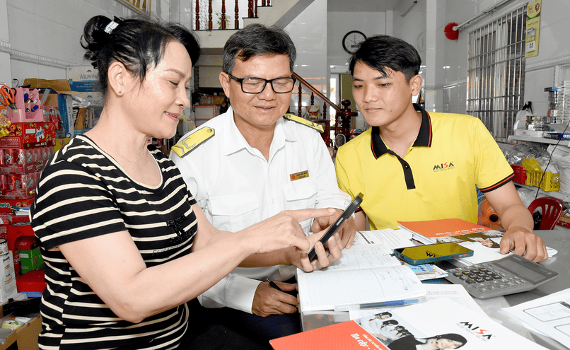 Cơ quan thuế các địa phương đến tận chỗ để hỗ trợ hộ kinh doanh chuyển đổi.