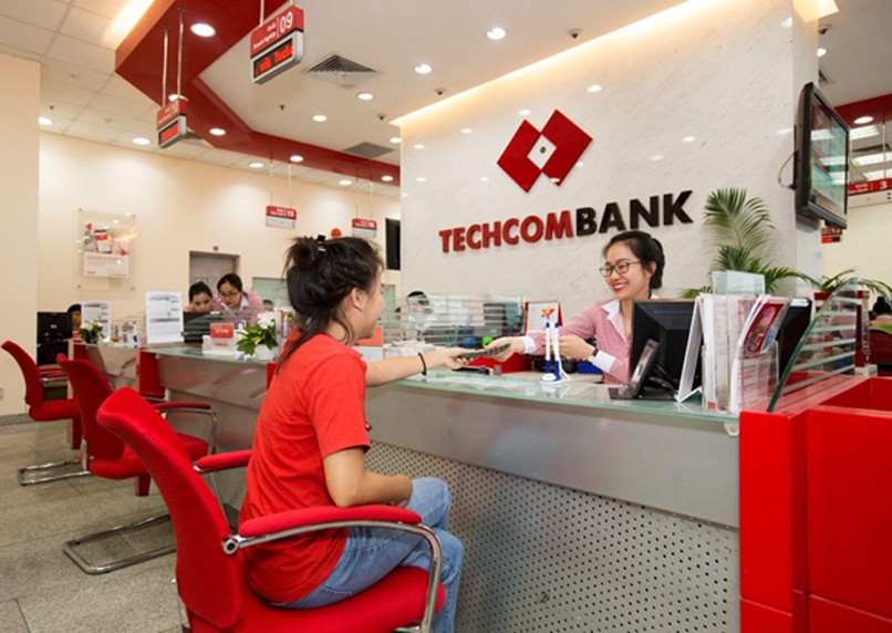 Khách hàng có thể đến phòng giao dịch của Techcombank hoặc sử dụng Techcombank Mobile để mở thẻ thanh toán.