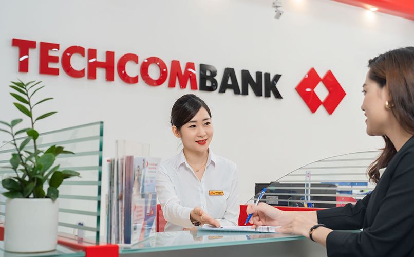 Tư vấn viên Techcombank hướng dẫn cách mở thẻ ngân hàng cho doanh nghiệp