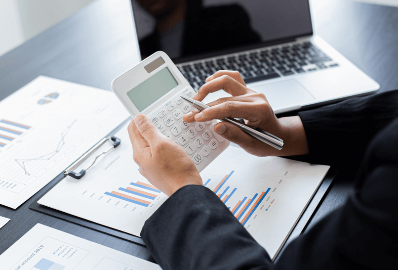 Sử dụng Mobile Banking, ví điện tử, bảng tính hoặc sổ tay chi tiêu để theo dõi dòng tiền, kiểm soát chi tiêu và xây dựng thói quen tài chính lành mạnh.