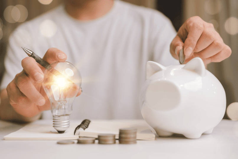 Gửi tiết kiệm ngân hàng là hình thức đầu tư an toàn, có khả năng sinh lời ổn định.