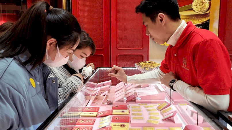 Đầu tư tích trữ vàng được nhiều người Việt ưa chuộng.