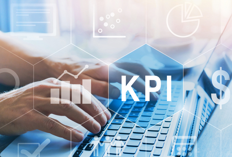 KPI giúp doanh nghiệp đo lường hiệu suất và đánh giá mức độ hoàn thành các mục tiêu kinh doanh.