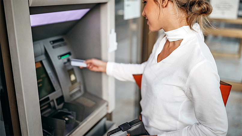 Rút tiền mặt tại cây ATM 