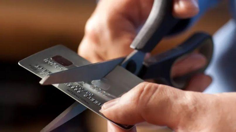 Khách hàng cần liên hệ với ngân hàng hủy thẻ tín dụng nếu không có nhu cầu tiếp tục sử dụng để tránh những khoản phí không cần thiết.