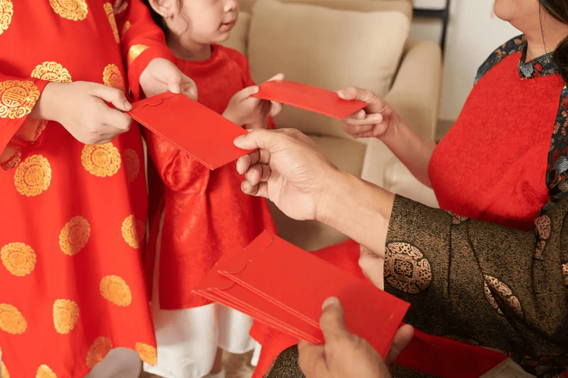 Phong bao lì xì thường có màu đỏ tượng trưng cho may mắn.