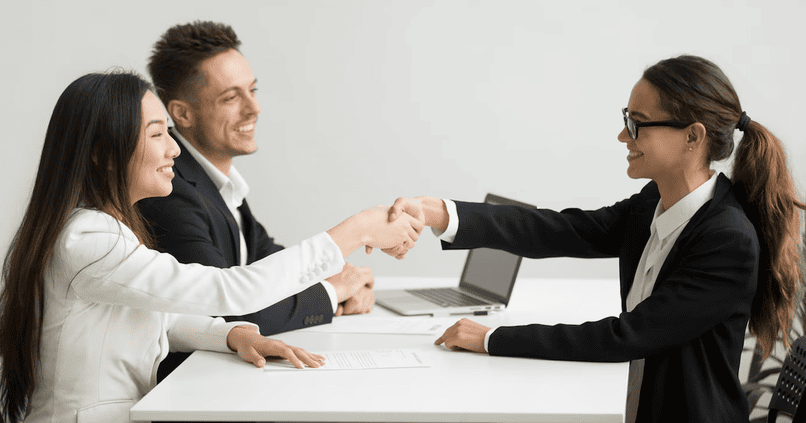 Nên trao đổi rõ với bộ phận nhân sự về mức lương ghi trong hợp đồng và thu nhập thực tế sau khấu trừ.