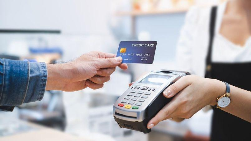 Khách hàng nên thanh toán dư nợ đúng hạn để được miễn lãi, xây dựng lịch sử tín dụng tốt.