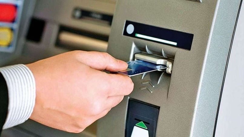 Rút tiền ở cây ATM