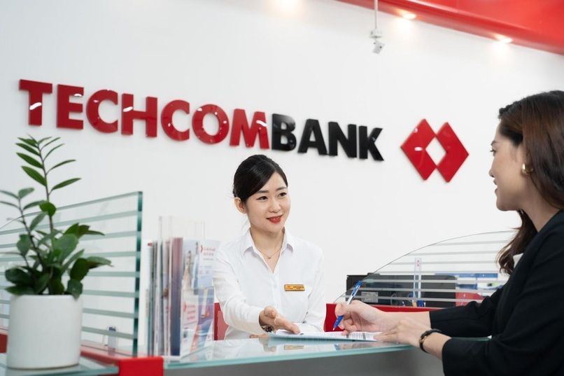Tư vấn viên của Techcombank đang hướng dẫn khách hàng mở thẻ tín dụng
