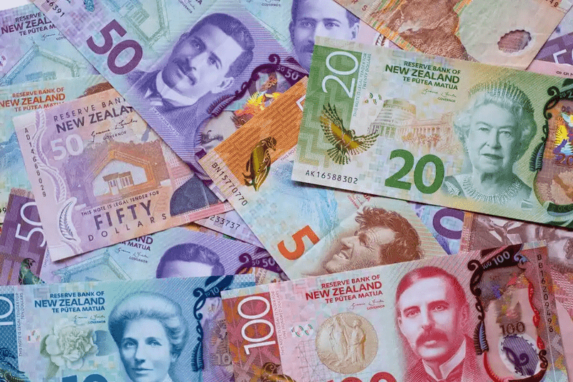 Đô la New Zealand, đồng tiền Kiwi với thiết kế rực rỡ, làm từ polymer bền và khó làm giả.