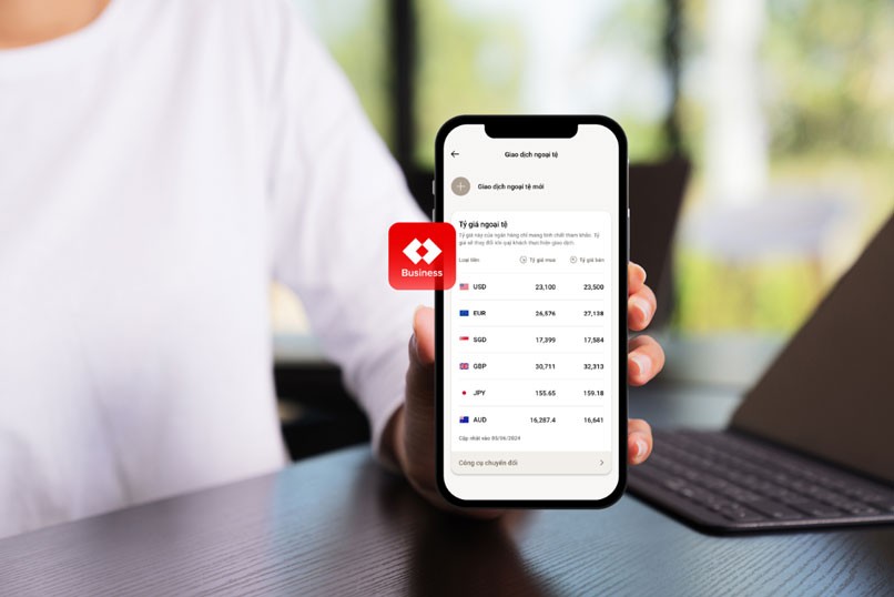 Doanh nghiệp có thể niêm yết tỷ giá công khai giữa VND và các loại ngoại tệ khác khi giao dịch với khách hàng.