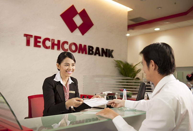 Tư vấn viên Techcombank hướng dẫn khách hàng rút tiền mặt từ tài khoản doanh nghiệp bằng séc 