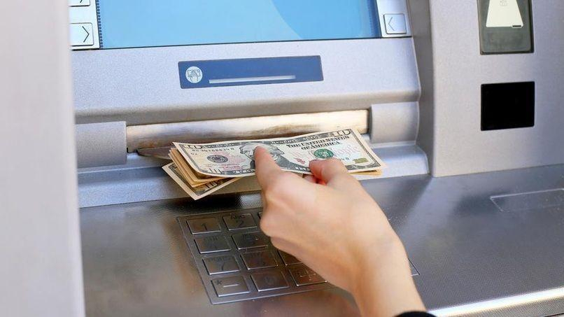 Bạn có thể rút một phần hoặc toàn bộ số tiền tiết kiệm, tùy thuộc theo quy định của từng ngân hàng.