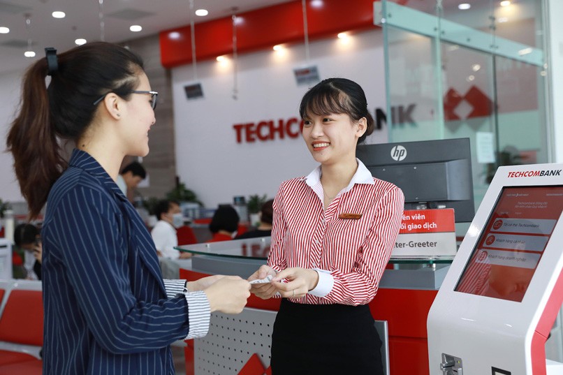 Nhân viên ngân hàng nhiệt tình hỗ trợ khách hàng làm thủ tục tại Techcombank.