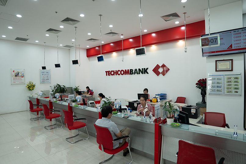 Khách hàng đến các quầy giao dịch của ngân hàng Techcombank để nộp tiền trả góp.