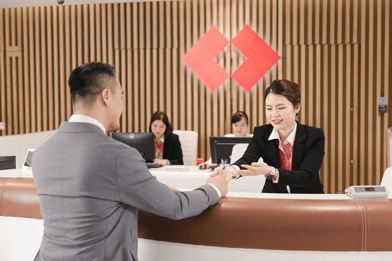 Khách hàng có thể chuyển đổi thẻ ATM tại phòng giao dịch hay chi nhánh ngân hàng.