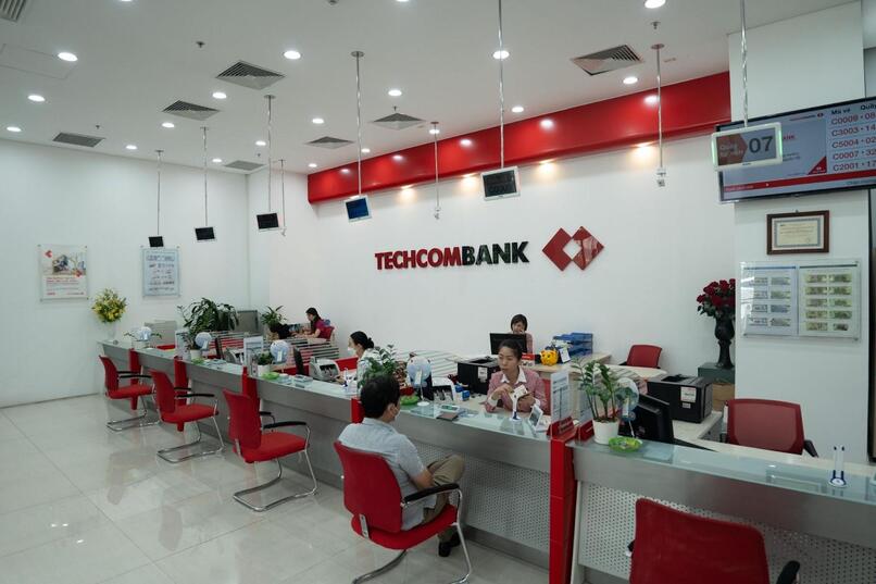 Rút tiền mặt tại chi nhánh của ngân hàng Techcombank.