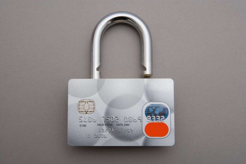 Khách hàng cần bảo mật thông tin của thẻ ghi nợ.
