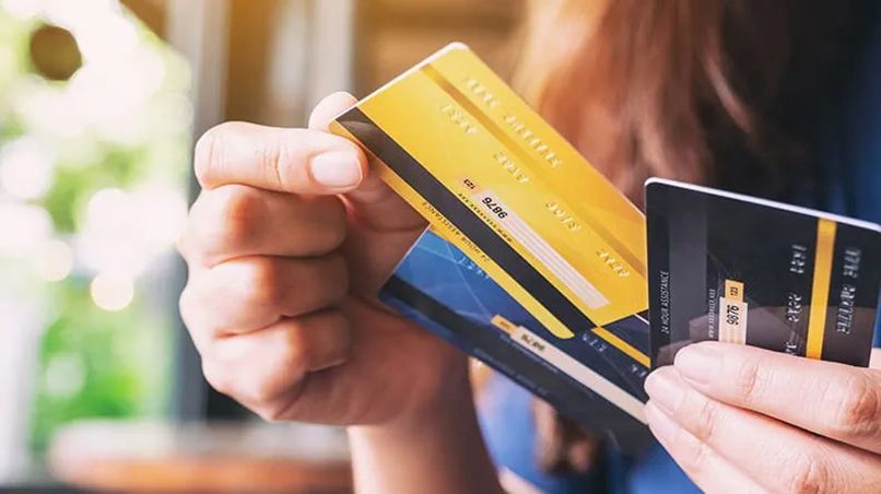 Lợi ích và hạn chế của thẻ Credit và Debit 