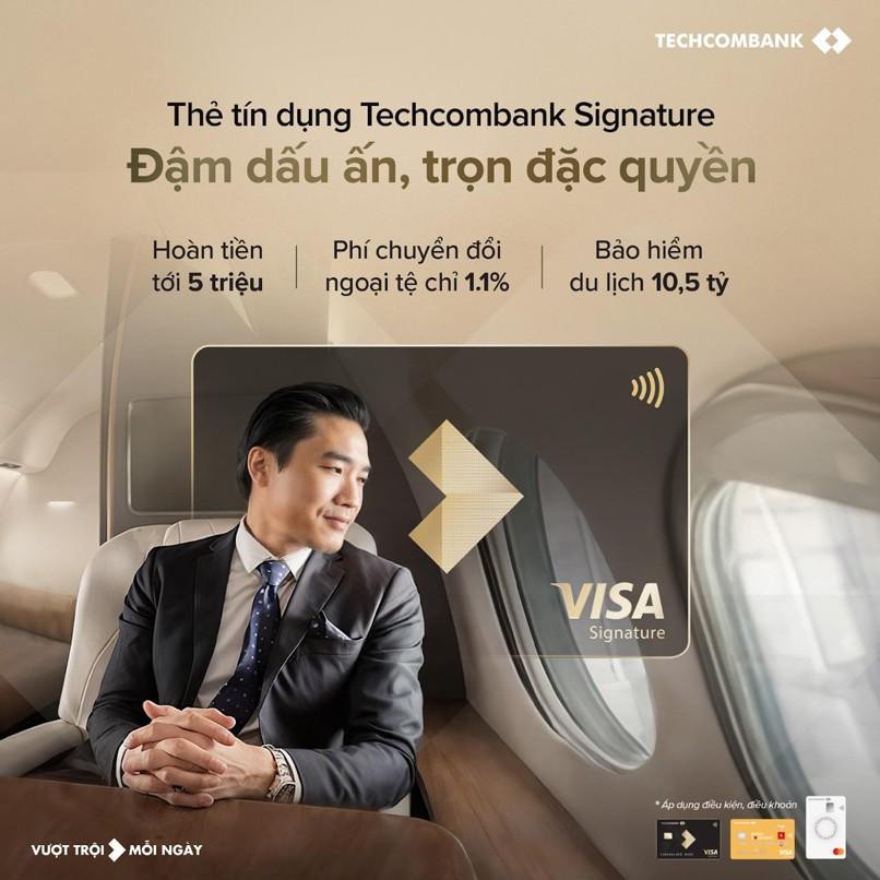 Tấm thẻ đen quyền lực Techcombank Visa Signature với nhiều ưu đãi hấp dẫn đang chờ chủ sở hữu.