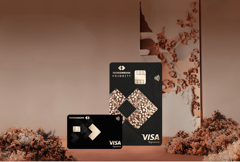 Chủ thẻ Techcombank Visa Signature và Techcombank Priority Visa Signature sẽ nhận được quyền lợi miễn lãi 55 ngày và tận hưởng nhiều ưu đãi khác.
